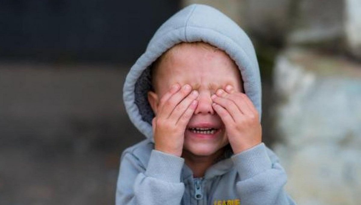 Σοκ στις  ΗΠΑ: Στο νηπιαγωγείο έπιαναν από τα μαλλιά και χτυπούσαν στον τοίχο ένα 3χρονο παιδί (βίντεο)