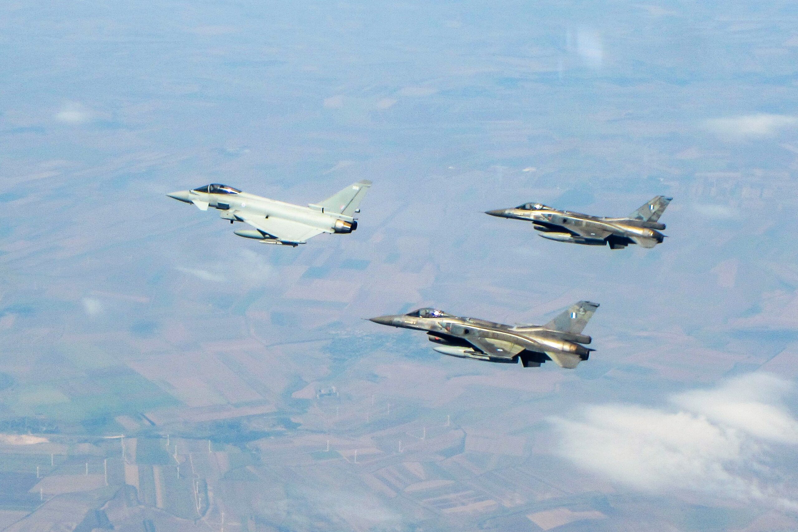 Συνεκπαίδευση F-16 BLOCK 52+ της ΠΑ με Μαχητικά Αεροσκάφη Eurofighter της RAF (φώτο)