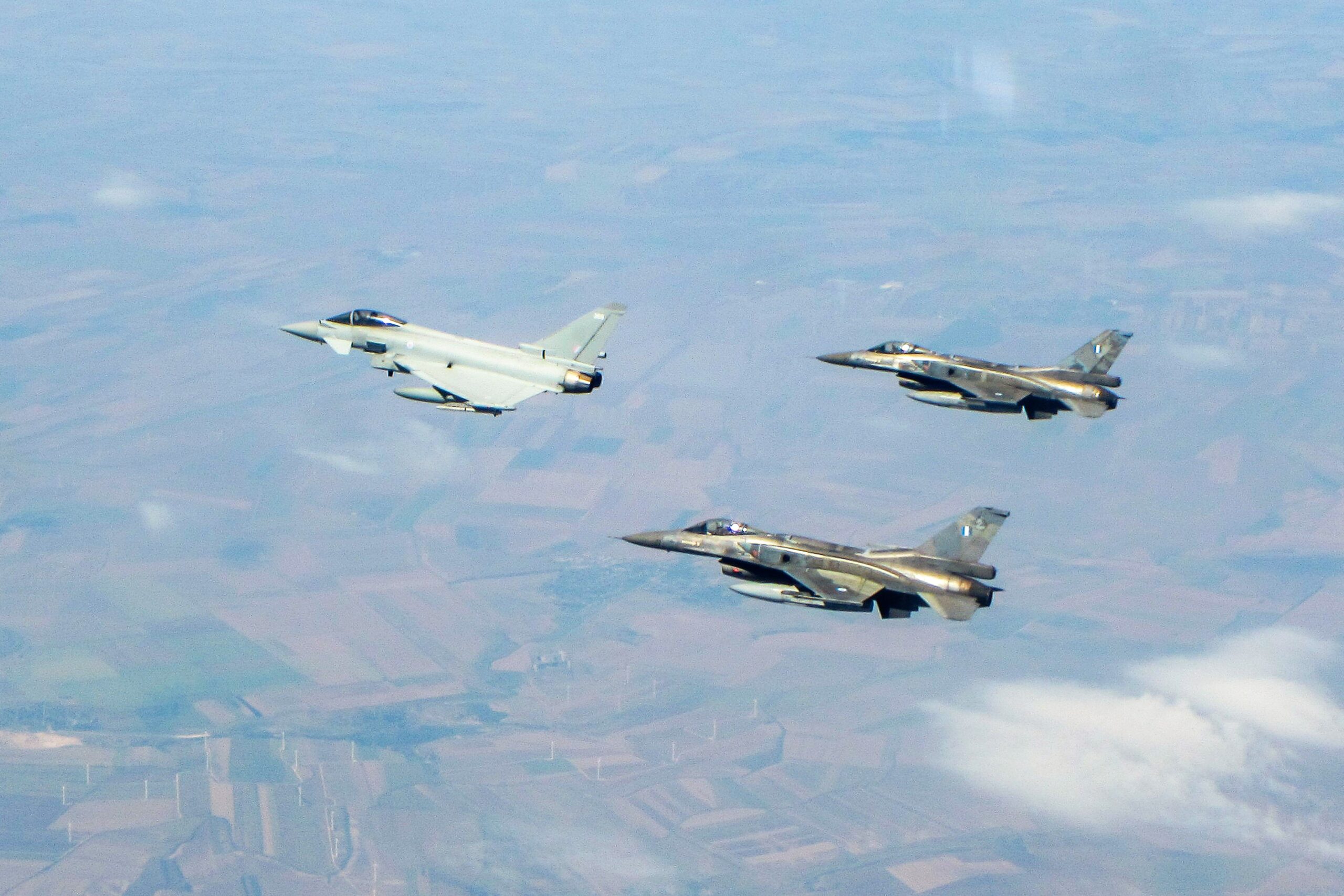 Συνεκπαίδευση F-16 BLOCK 52+ της ΠΑ με Μαχητικά Αεροσκάφη Eurofighter της RAF (φώτο)