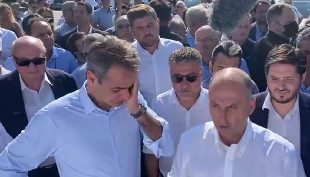 Αφηρημένος «πιάστηκε» να είναι ο Κυριάκος Μητσοτάκης στην Κεφαλονιά (βίντεο)