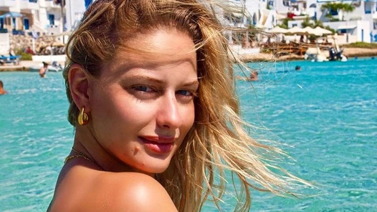 Ντόρα Μακρυγιάννη: Ποζάρει με animal print μπικίνι στο ηλιοβασίλεμα και «κολάζει» το Instagram (φώτo)