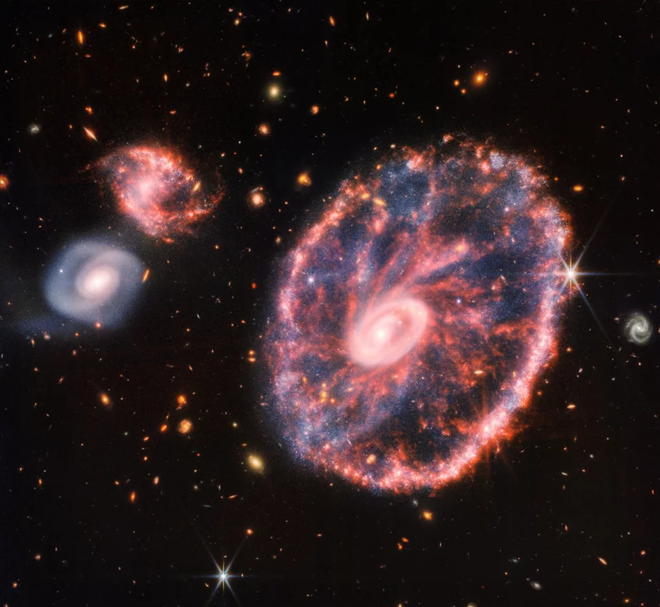 Το James Webb έκανε πάλι το «θαύμα» του: Νέα εικόνα από τον «παραμορφωμένο» γαλαξία Cartwheel