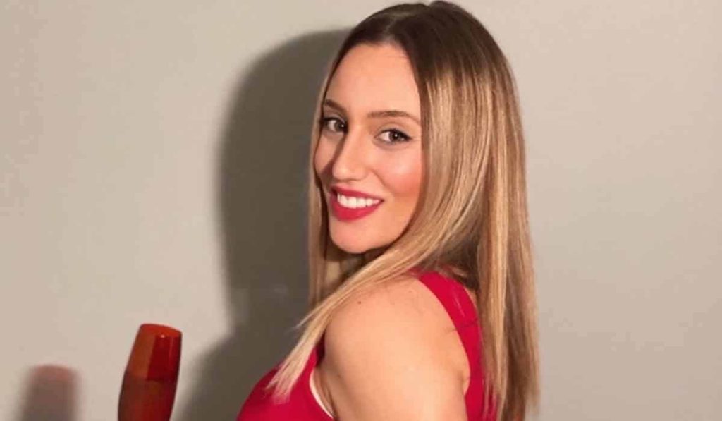 «Πιστόλι» η Άννα Κορακάκη – Δείτε την να ποζάρει με μαγιό πάνω στα βράχια (φώτο)