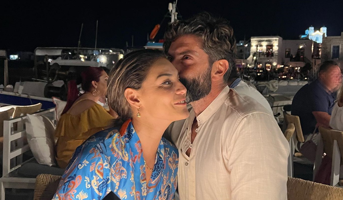 «Κολλήσαμε από τα μέλια»: Βρισηίδα Ανδριώτου & Σπύρος Μαρτίκας αντάλλαξαν «καυτά» φιλιά σε παραλία της Μυκόνου