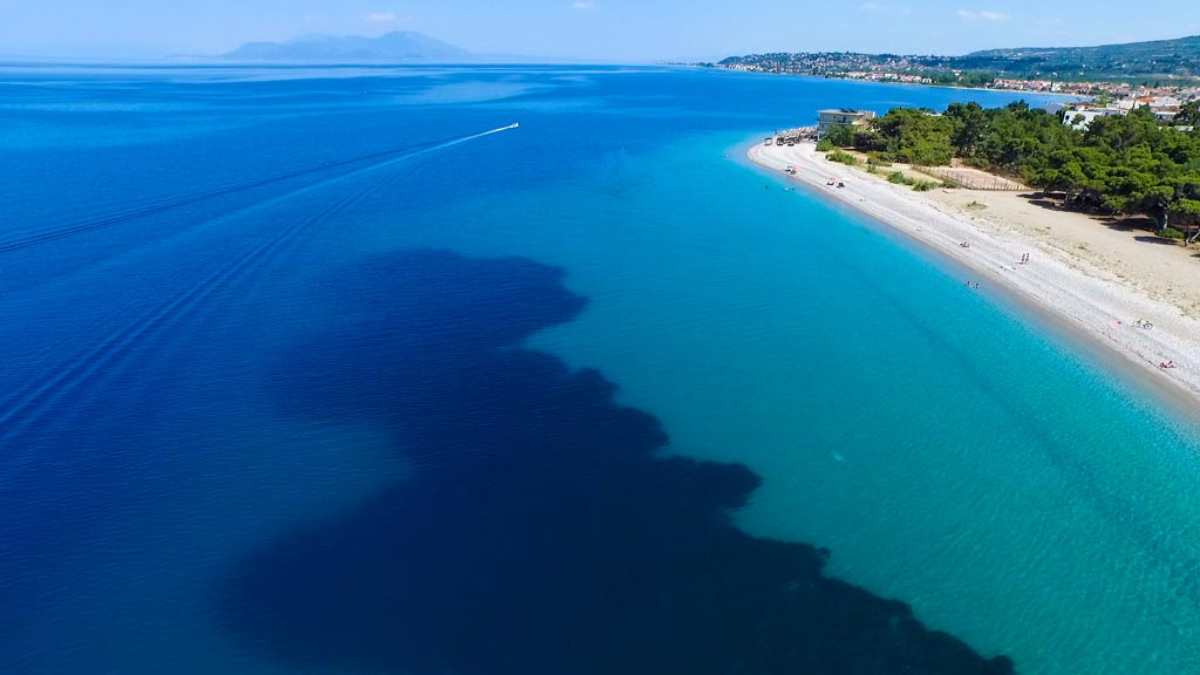 Πευκιάς: Μια ονειρεμένη παραλία που «πνίγεται» στο πράσινο σε κοντινή απόσταση από την Αθήνα!