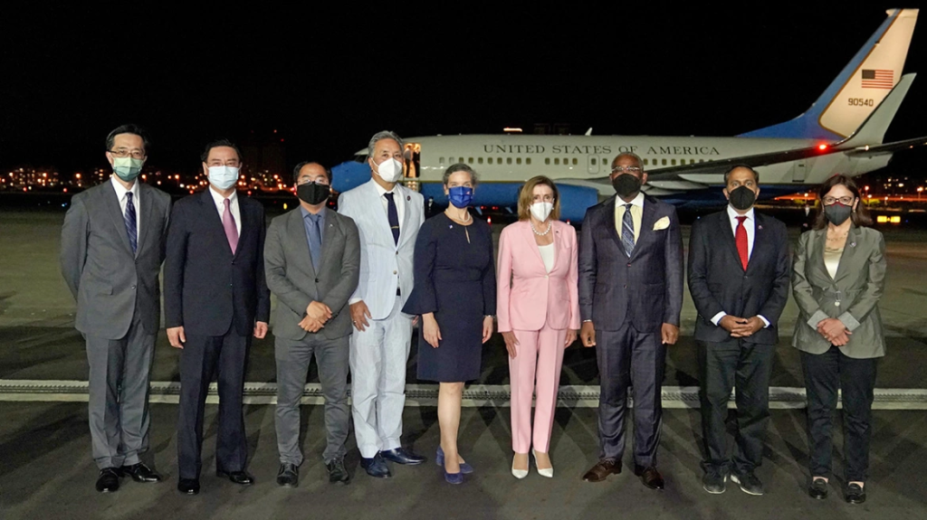 Προσγειώθηκε στην Ταϊβάν η Ν.Πελόζι: «Έχουμε κοινά συμφέροντα – Θα σας στηρίξουμε απέναντι στην Κίνα» (βίντεο)