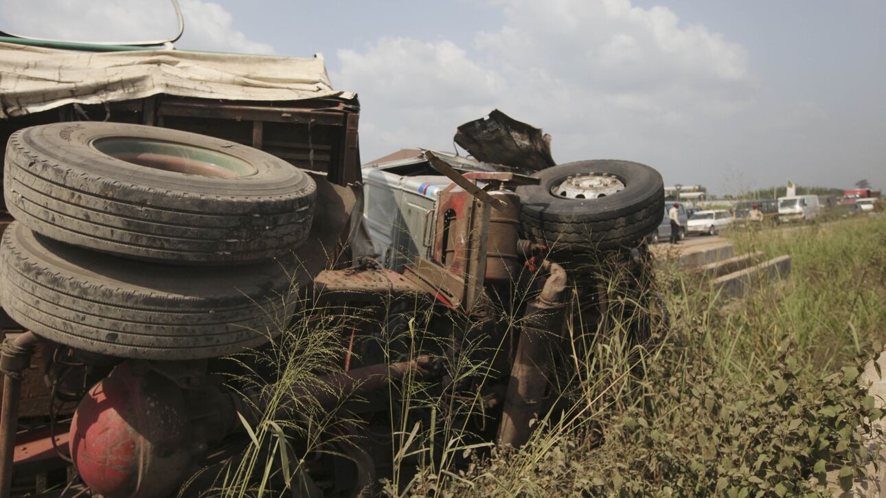 Τραγικό τροχαίο δυστύχημα στη Νιγηρία: 16 νεκροί σε σύγκρουση λεωφορείου με φορτηγό