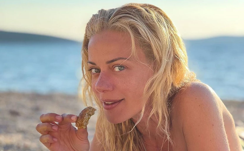 Ποζάρει ξαπλωμένη τόπλες η Ζ.Μακρυπούλια: Σε ερημική παραλία – Τρώει το μεσημεριανό της από πλαστική σακούλα 