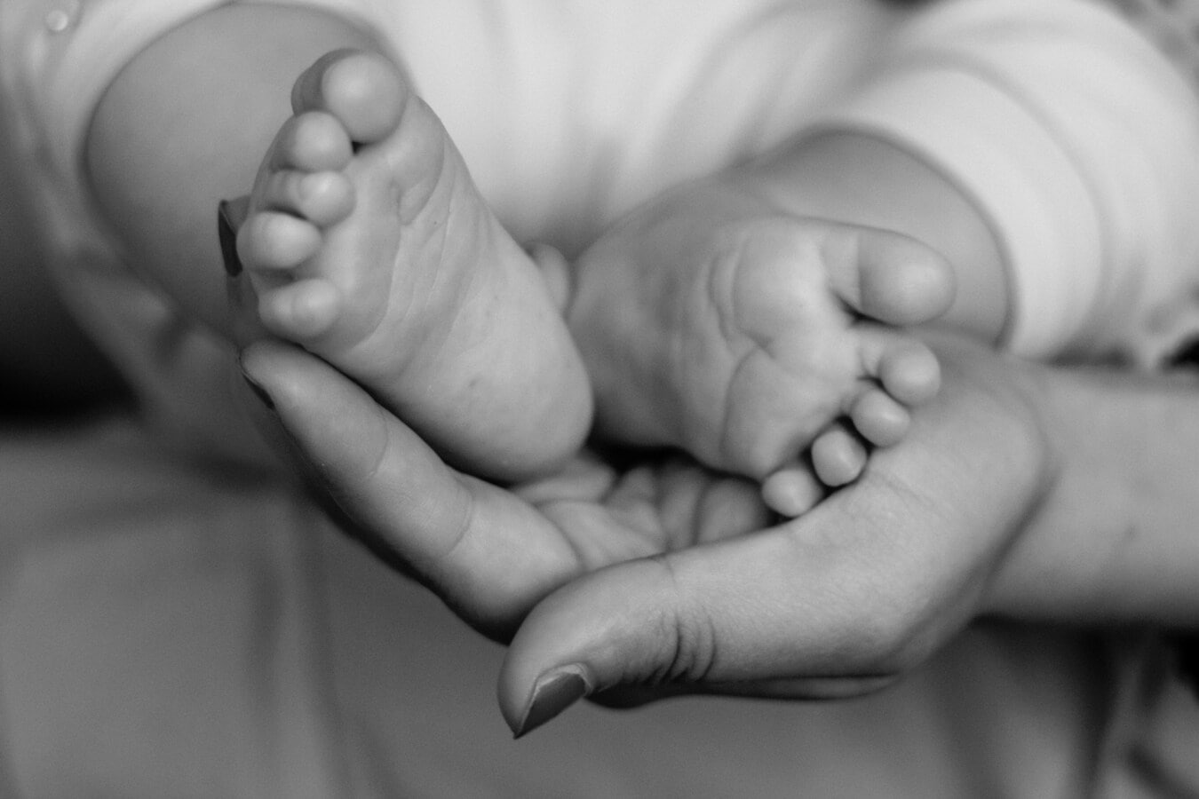 Γρεβενά – Ξεσπά η μητέρα που βρέφους που πέθανε: «Δεν είχε κανένα πρόβλημα υγείας το μωρό μας»