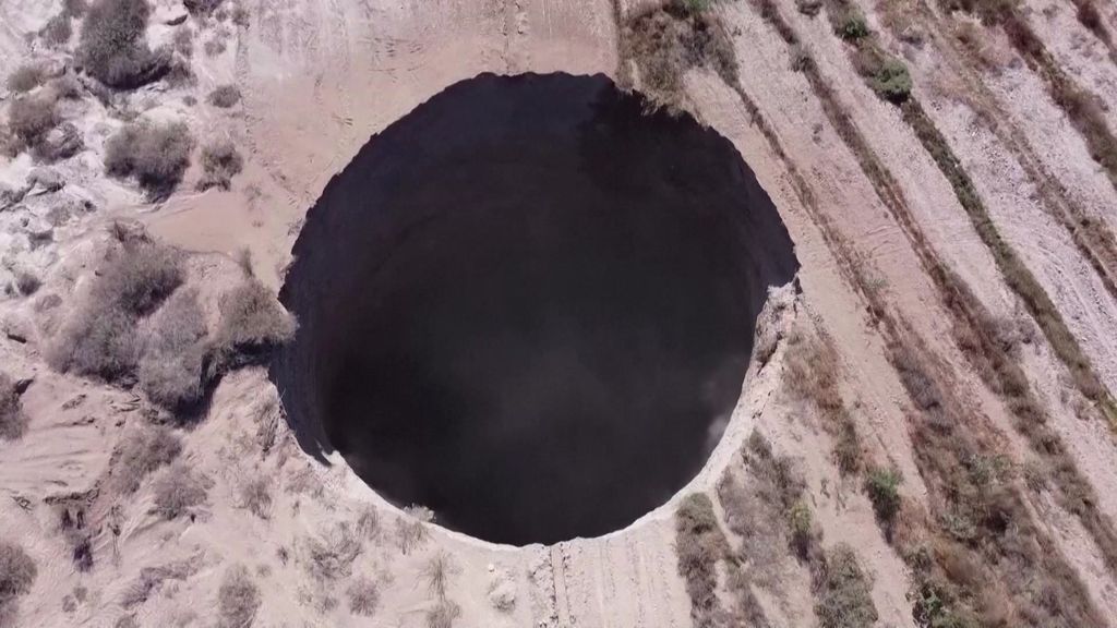 Χιλή: Γιγάντια τρύπα 200 μέτρων εμφανίστηκε στο έδαφος – Έρευνες από τις αρχές (βίντεο)