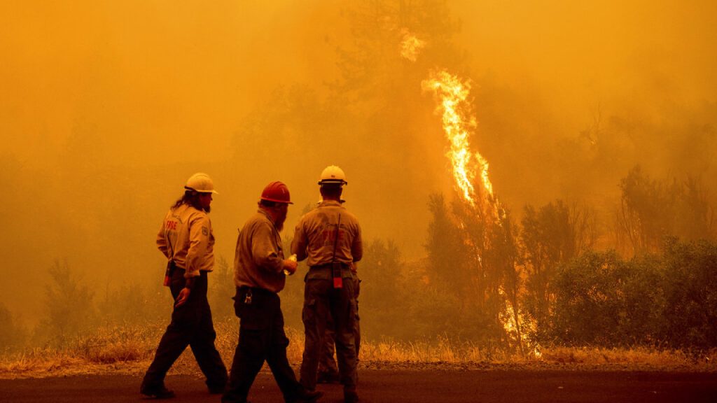 Καλιφόρνια: Τουλάχιστον 4 νεκροί στη μεγαλύτερη πυρκαγιά της χρονιάς – «Όταν φύγαμε, καίγονταν τα πάντα»