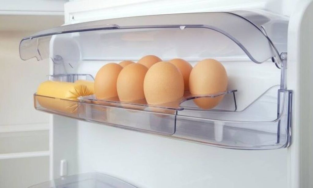 Τελικά πόσο καιρό μπορούμε να αποθηκεύσουμε τα αυγά στο ψυγείο;
