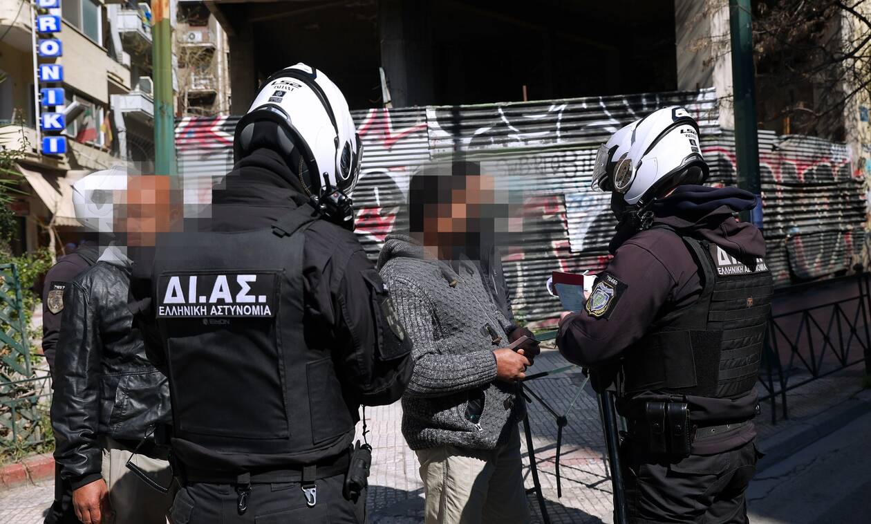 «Ανήλικοι» Αφγανοί επιτέθηκαν σε αστυνομικό στο κέντρο της Αθήνας για να του πάρουν το όπλο – Τον κλωτσούσαν στο κεφάλι