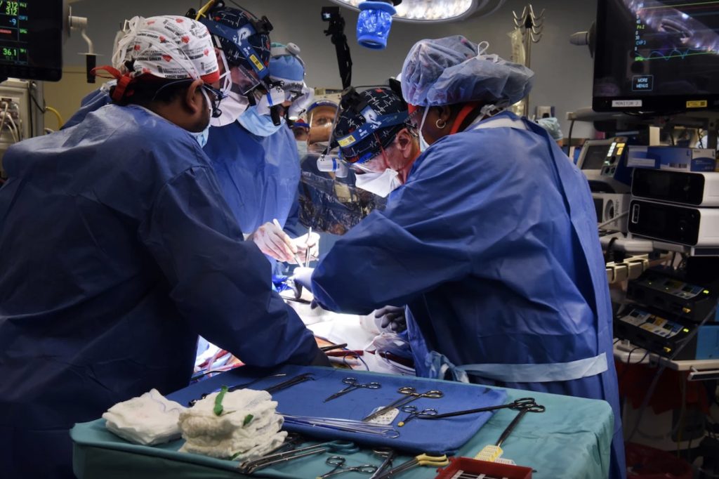 Πραγματοποιήθηκε η πρώτη μεταμόσχευση καρδιάς στον κόσμο μεταξύ οροθετικού ασθενή και δότη