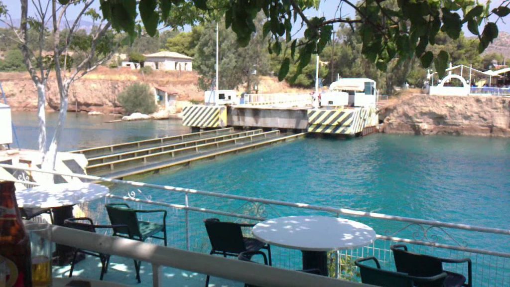 Κόρινθος: Τρομοκρατημένος σκύλος προσπαθεί να σωθεί την ώρα που βυθίζεται η γέφυρα στον Ισθμό (βίντεο)