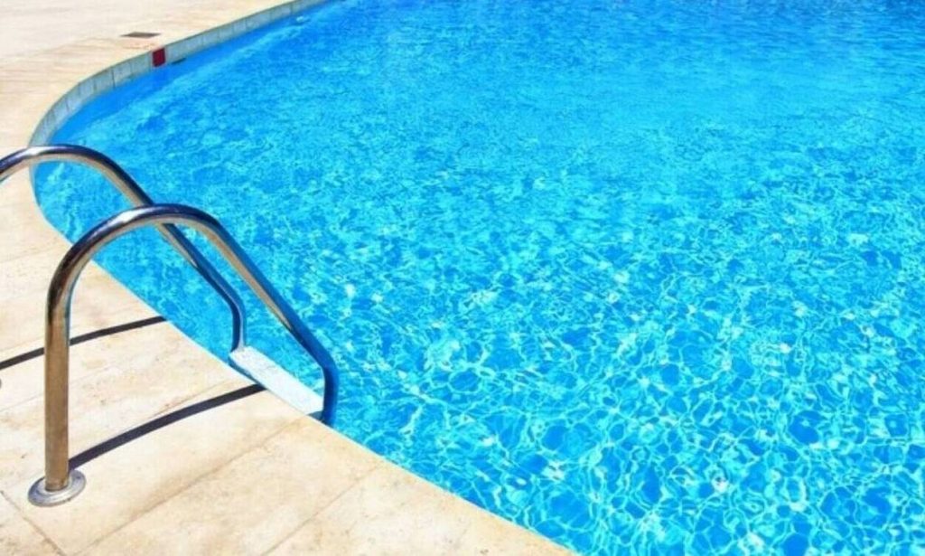 Λασίθι: Έριξαν υδροχλωρικό οξύ αντί για χλώριο σε πισίνα – Προκλήθηκε χημική ένωση & πετάχτηκε καυστικός αφρός