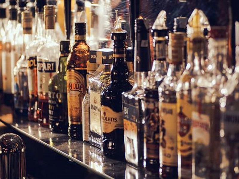 Εξαπάτησης του καταναλωτικού κοινού: Εξαρθρώθηκε κύκλωμα που εμπορεύονταν ποτά «μπόμπες»