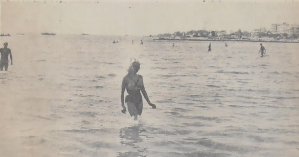 Η πρώτη Αθηναία που έκανε μπάνιο με… τόπλες το 1964 – «Άλλοι επιδοκίμαζαν, άλλοι διαμαρτύρονταν» (φώτο)