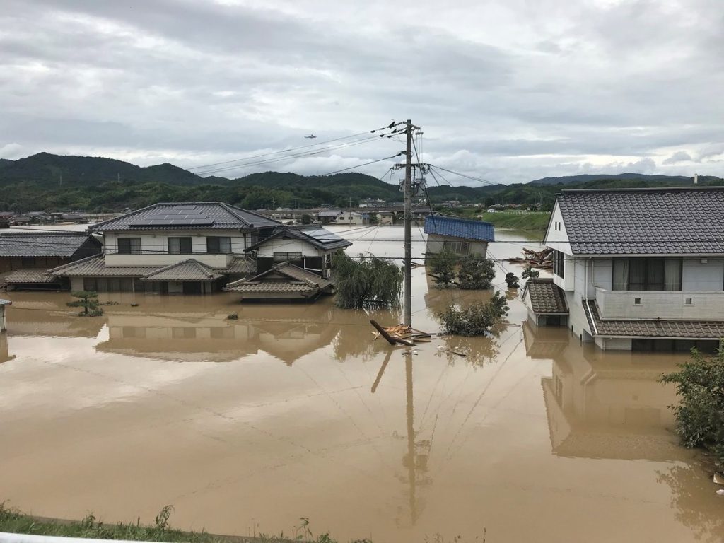 Καταρρακτώδεις βροχές «σαρώνουν» την Ιαπωνία – Γέφυρες κατέρρευσαν & ποταμοί υπερχείλισαν