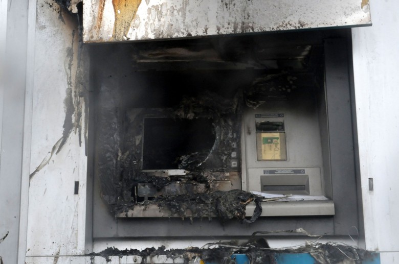 Θεσσαλονίκη: Φωτιά σε ΑΤΜ – Διαρρήκτες άρπαξαν χρήματα και έγιναν «καπνός»