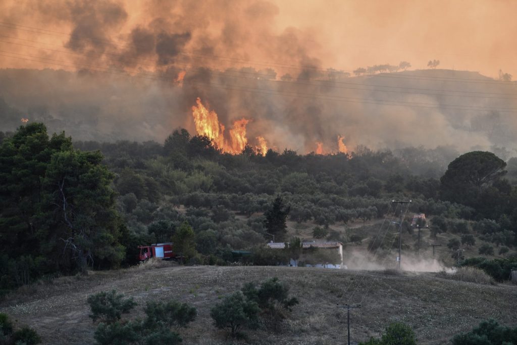 Μεσολόγγι: Βελτιωμένη η εικόνα της φωτιάς στην περιοχή Στάμνα – Υπό μερικό έλεγχο η πυρκαγιά στην Ηλεία