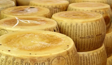 Σε αυτή την τράπεζα στην Ιταλία φυλάσσονται 440.000 γιγαντιαίοι τροχοί τυριού με αξία… μεγαλύτερη από ένα ταξίδι στο διάστημα