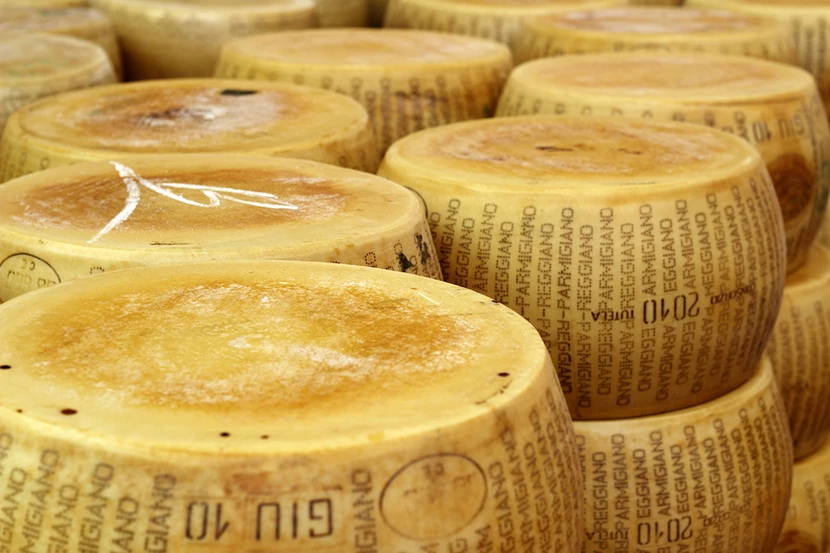 Σε αυτή την τράπεζα στην Ιταλία φυλάσσονται 440.000 γιγαντιαίοι τροχοί τυριού με αξία… μεγαλύτερη από ένα ταξίδι στο διάστημα