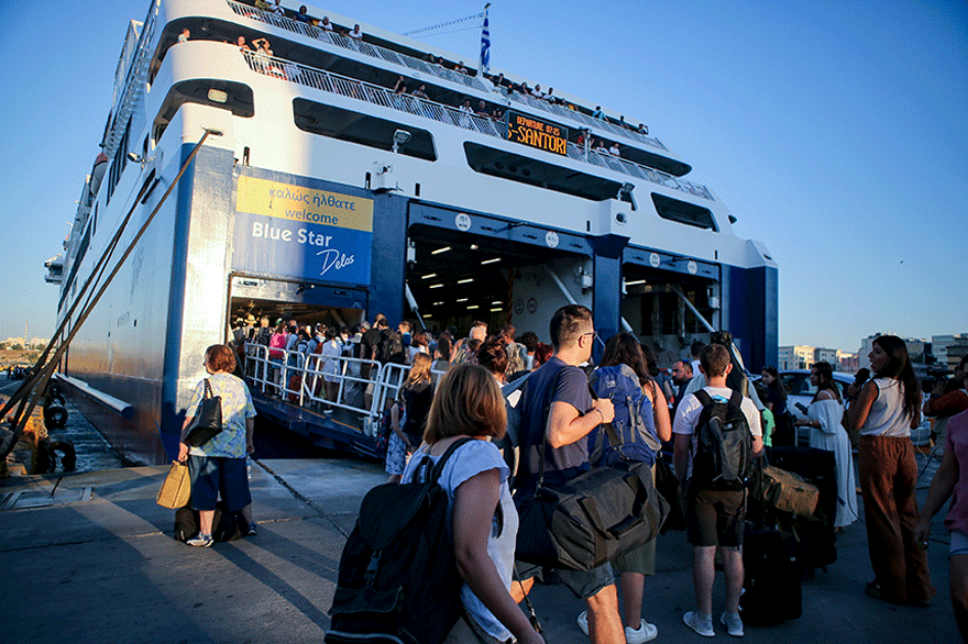 Φεύγουν «τρέχοντας»: Πάνω από 110.000 επιβάτες αναμένεται να αναχωρήσουν από τον Πειραιά αυτό το τριήμερο