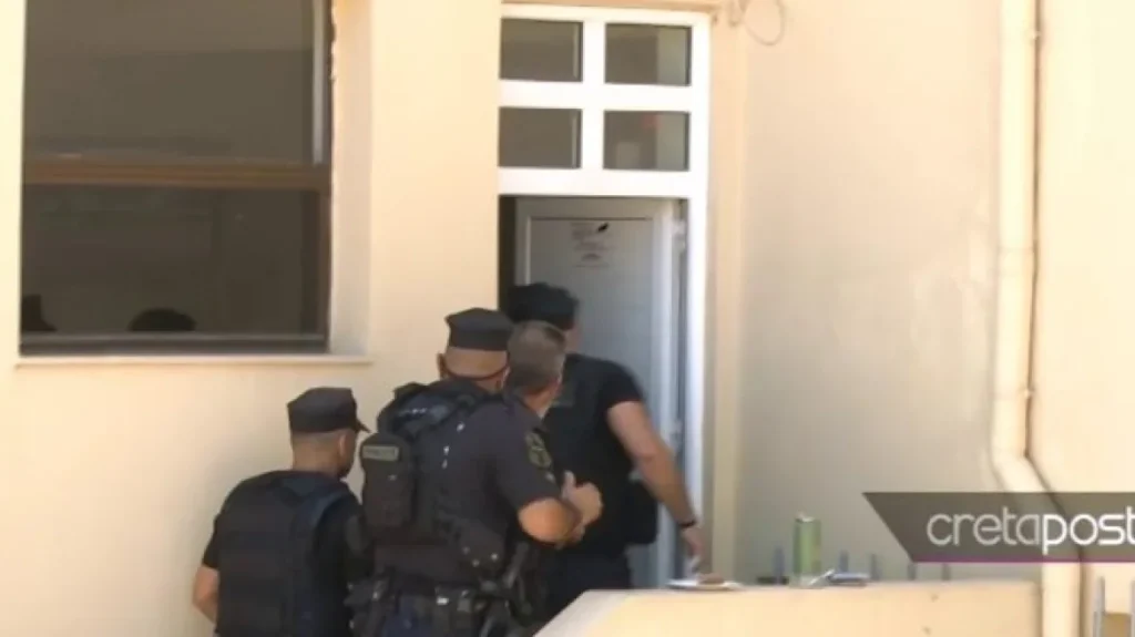 Ρέθυμνο: Με αλεξίσφαιρο γιλέκο στον ανακριτή ο 60χρονος συζυγοκτόνος (βίντεο)