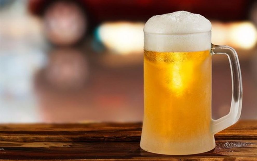 Το κόλπο για να παγώσεις τη ζεστή μπύρα με μια κίνηση