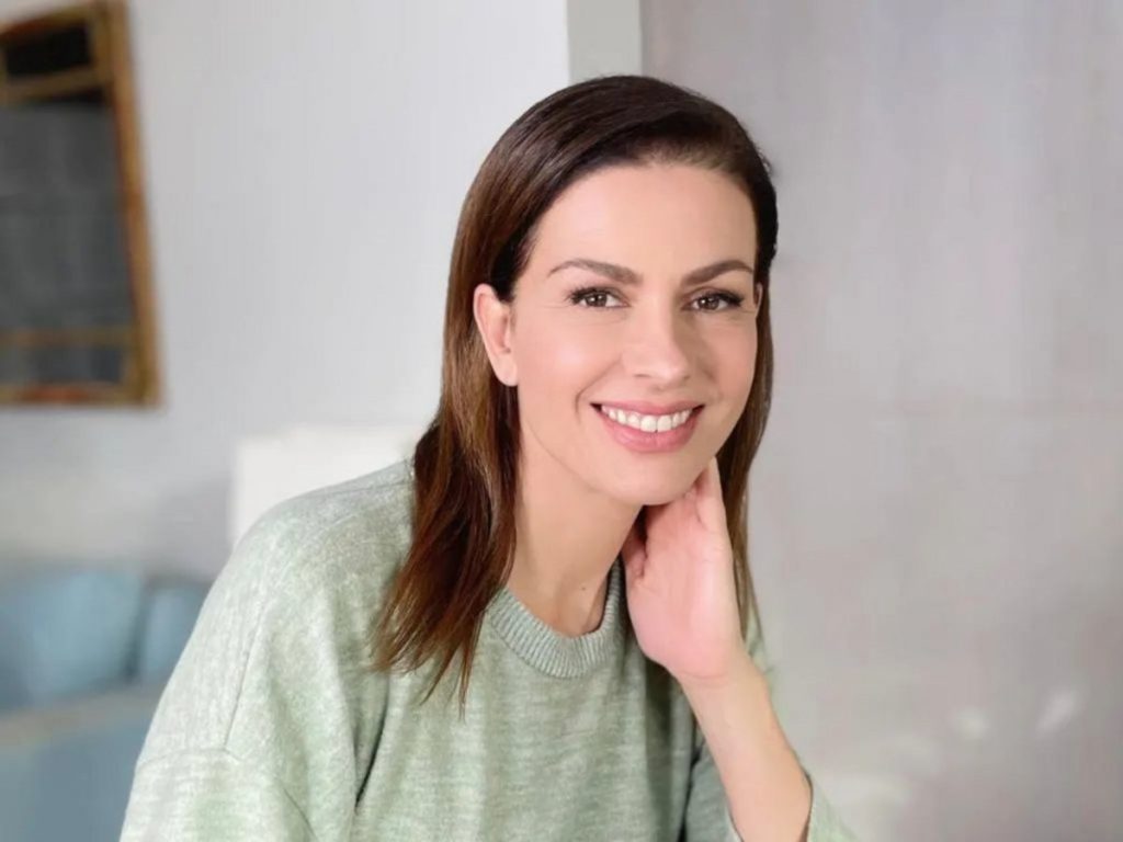 «Μαγνητίζει» τα βλέμματα η Τζίνα Αλιμόνου – Δείτε την να ποζάρει με μαγιό μέσα σε πισίνα (φώτο)