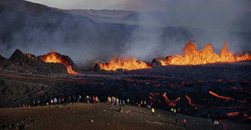 Έκρηξη ηφαιστείου στην Ισλανδία: Πυκνοί καπνοί και «ποτάμια« λάβας – Περίπου 40 χλμ. από το Ρέικιαβικ (βίντεο)