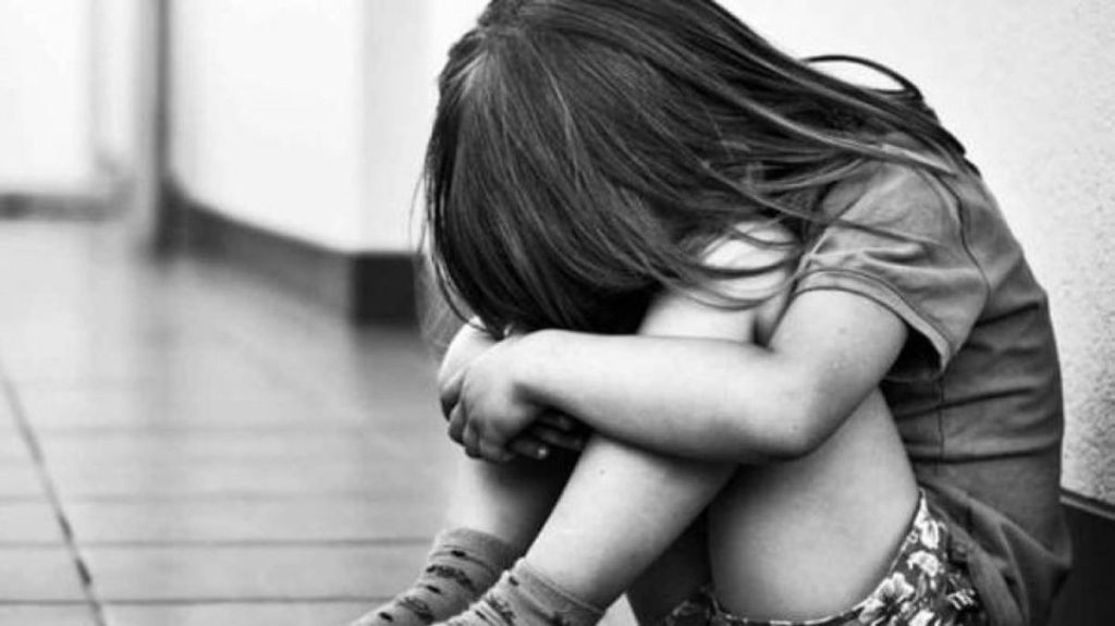Ρόδος: Καταγγελία για σεξουαλική κακοποίηση 5χρονων αδελφών από τη νονά τους – «Τα υποχρέωνε να βλέπουν πορνό»