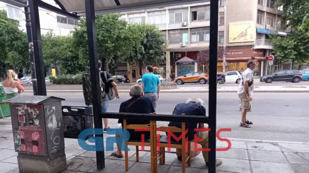 Εικόνες απελπισίας στη Θεσσαλονίκη: Έδεσαν καρέκλες σε στάση λεωφορείου – Γιατί δεν έχει τοποθετηθεί παγκάκι