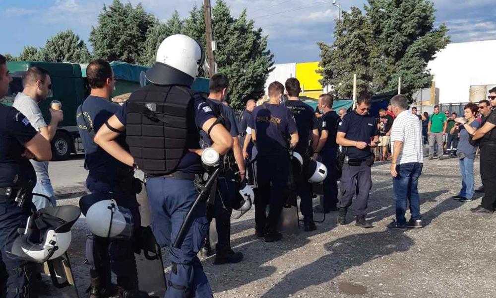 Θεσσαλονίκη: Ένταση με τα ΜΑΤ στη «Μαλαματίνα» – Τι καταγγέλλουν οι εργαζόμενοι που απεργούν