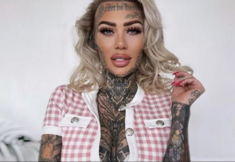 Βρετανίδα σταρ του OnlyFans για τατουάζ στο αιδοίο: «Πονάει αλλά είμαι γενναία»