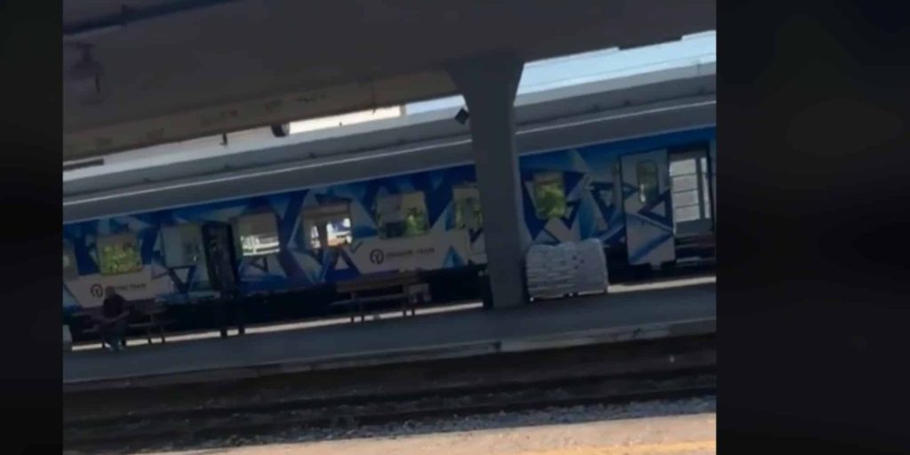 Απίστευτο βίντεο: Εκφωνητής σε σταθμό τρένου ξέχασε το μικρόφωνο ανοιχτό – «Γ@μ@ τον μπελά μου»
