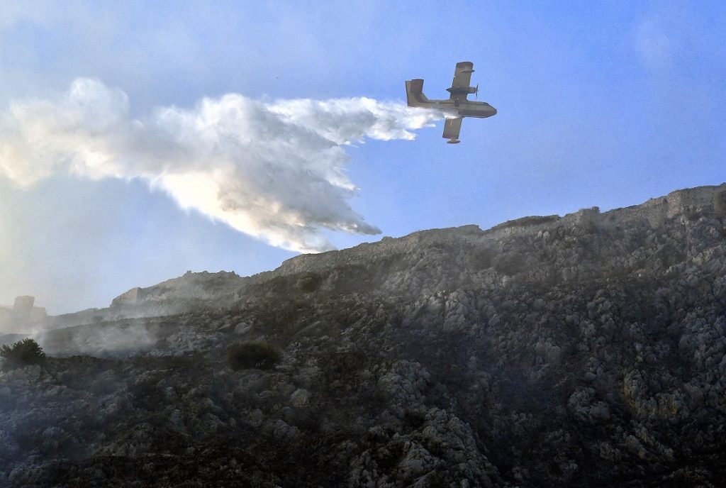 Φωτιά στη Νέα Πέραμο: Αναγκαστική προσθαλάσσωση πυροσβεστικού αεροσκάφους που επιχειρούσε