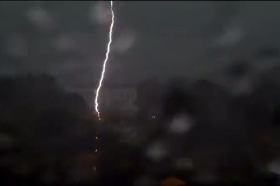 ΗΠΑ: Κεραυνός «χτύπησε» τον Λευκό Οίκο – Σε κρίσιμη κατάσταση τέσσερις άνθρωποι (βίντεο)