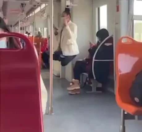 Κίνα: Γυναίκα στο μετρό κρατιέται από τα μαλλιά της αντί για χειρολαβή (βίντεο)