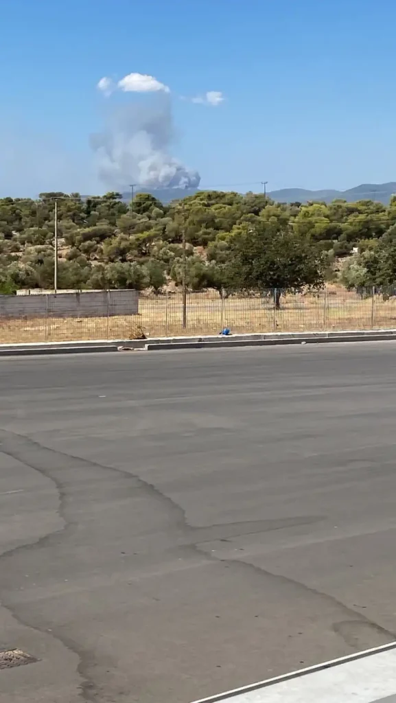 Φωτιά στη Νέα Πέραμο – Μήνυμα του 112 για εκκένωση προς Μέγαρα