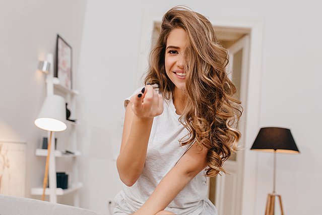 Γιατί ξεθωριάζει το μόνιμο χρώμα των μαλλιών σου και τι μπορείς να κάνεις γι’αυτό;