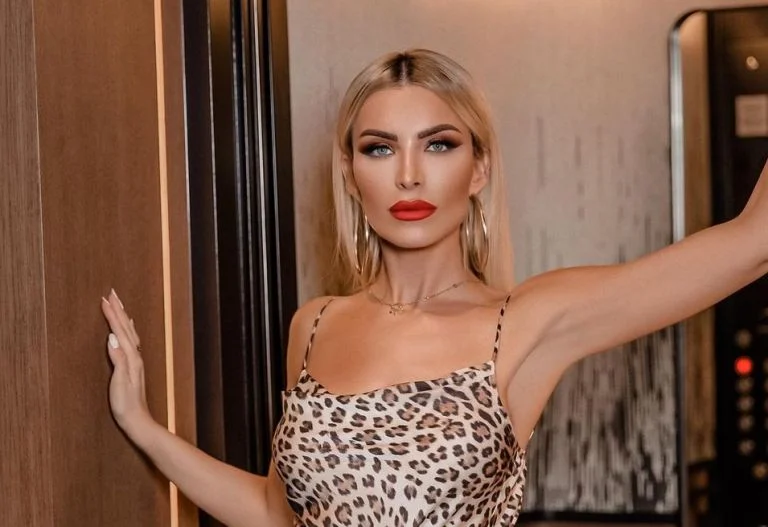 Έξαλλη η Κατερίνα Καινούργιου με σχόλιο για το στήθος της – «Εσύ το πλήρωσες;»