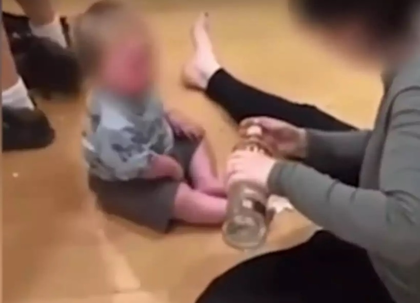 Σάλος με βίντεο που δείχνει γονείς στην Αγγλία να δίνουν σφηνάκια βότκας στο μωρό τους