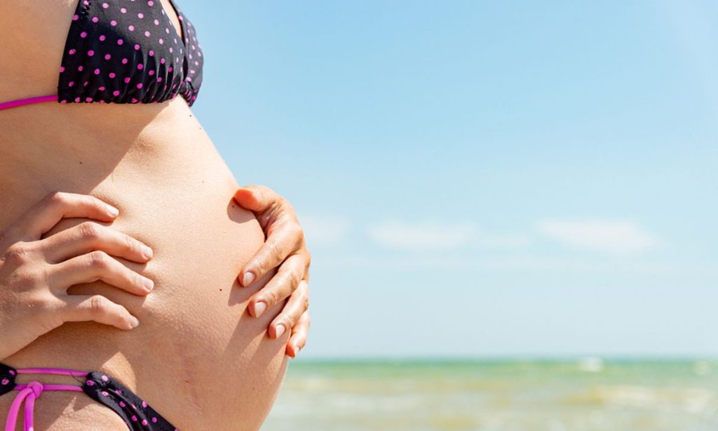 Εγκυμοσύνη και θάλασσα: Αυτά πρέπει να προσέξετε αν θέλετε να πάτε για κολύμπι