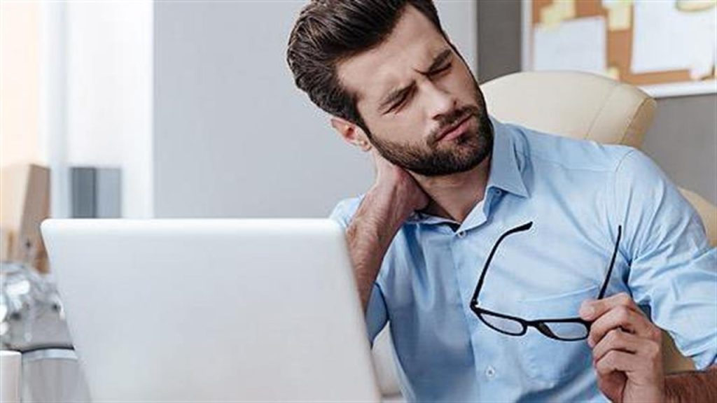 Ευθειασμός του αυχένα: Που οφείλεται και σε ποιες περιπτώσεις χρειάζεται θεραπεία