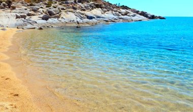 Ο κρυφός παράδεισος της Χαλκιδικής με τη χρυσή άμμο και τα κρυστάλλινα νερά