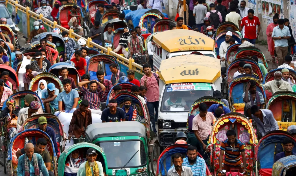 Μπανγκλαντές: Ατελείωτες ουρές στα βενζινάδικα της χώρας πριν τη ραγδαία αύξηση των τιμών στα καύσιμα (φώτο)