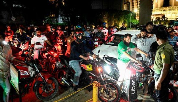 Μπαγκλαντές: Ατελείωτες ουρές στα πρατήρια καυσίμων πριν την αύξηση των τιμών