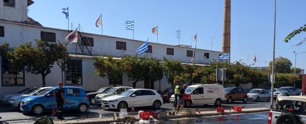 Κρήτη: Ποτά έπεσαν από καρότσα φορτηγού – Γέμισε αλκοόλ δρόμος του Ηρακλείου (φώτο)